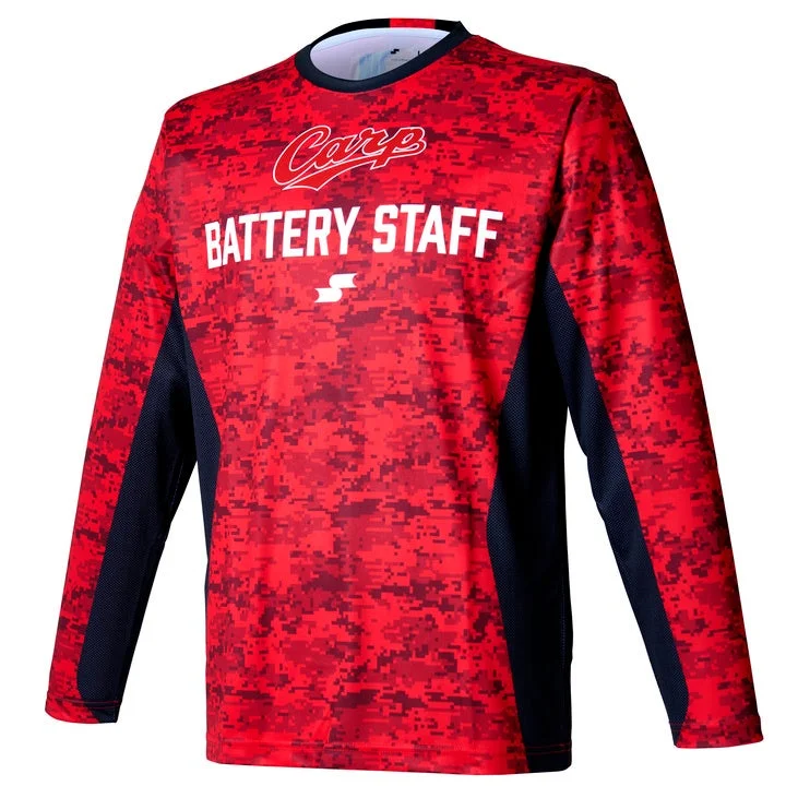 赤色のデジタル迷彩柄の長袖シャツで、胸元には「Carp」と「BATTERY STAFF」の文字が白色でプリントされています。