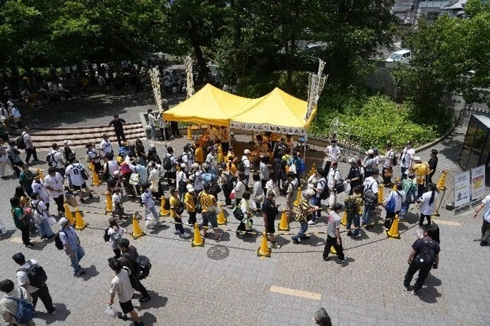 抽選会に並ぶ人々