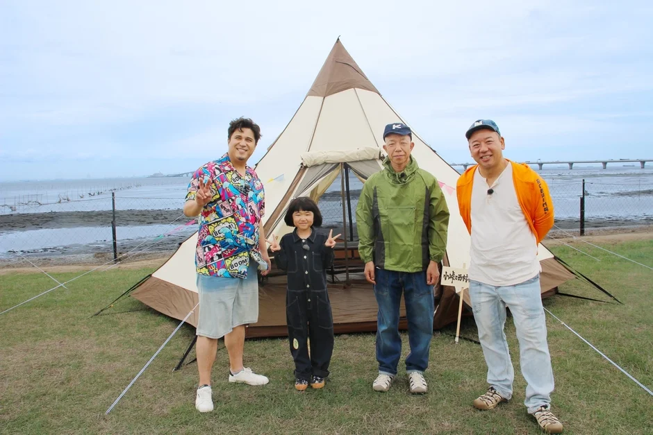 『小峠と西村キャンプ場』のロゴとキャンプ風景