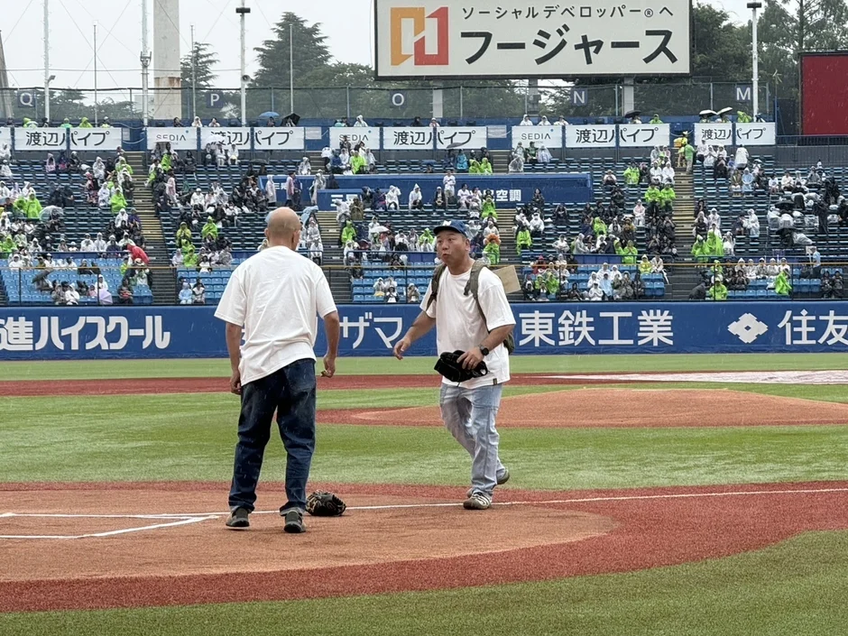 始球式中の西村と小峠