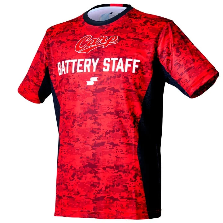 赤いデジタルカモフラージュ柄の半袖Tシャツで、胸には「Carp」と「BATTERY STAFF」の文字が白でプリントされています。