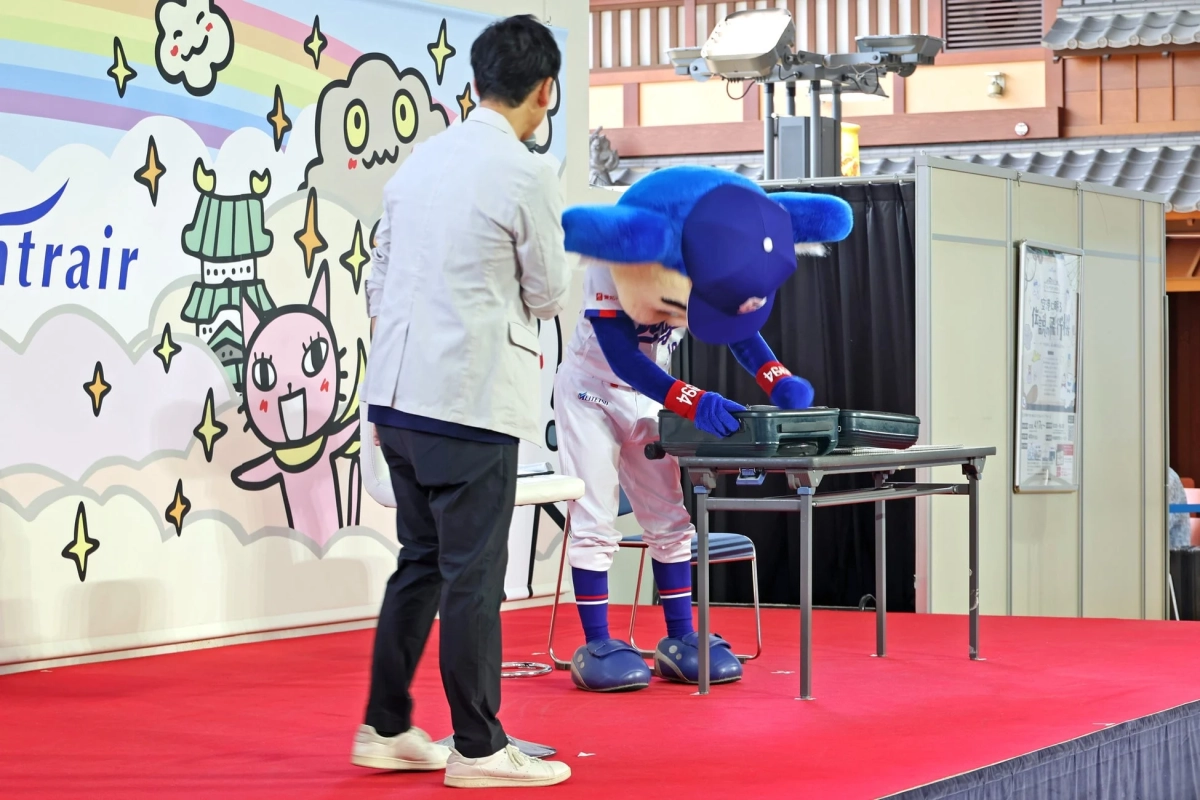 遠征アイテムを紹介するドアラ