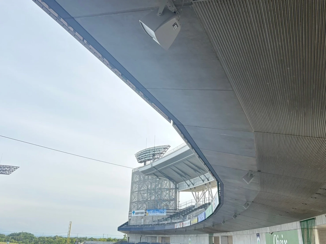 スタジアムの天井に設置されたスピーカー
