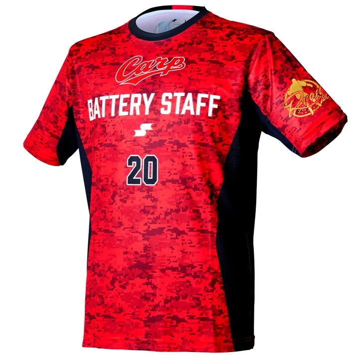 赤いデジタルカモフラージュ柄のTシャツで、「Carp BATTERY STAFF 20」とプリントされています。