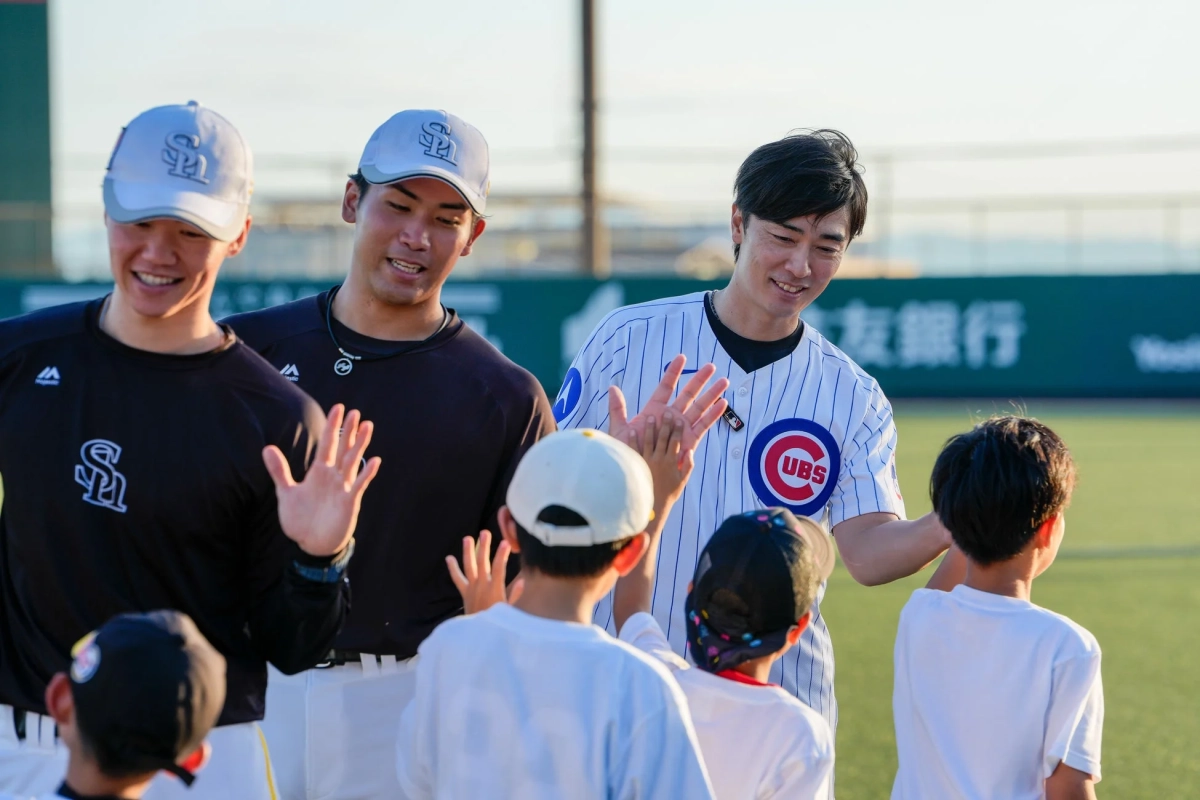 選手とハイタッチする子どもたち