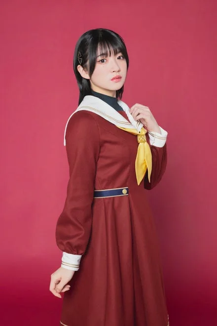 赤いセーラーカラーのドレスを着た女性