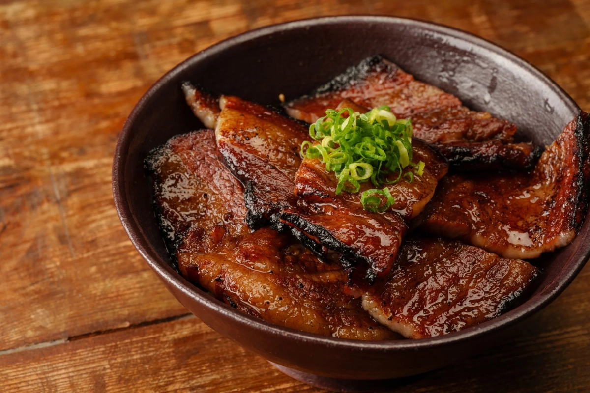 照り焼き風の豚肉が盛られた豚丼