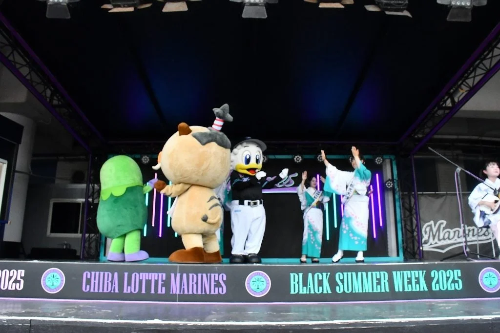 千葉ロッテマリーンズのイベントステージでパフォーマンスを披露するマスコットと浴衣姿の女性たち