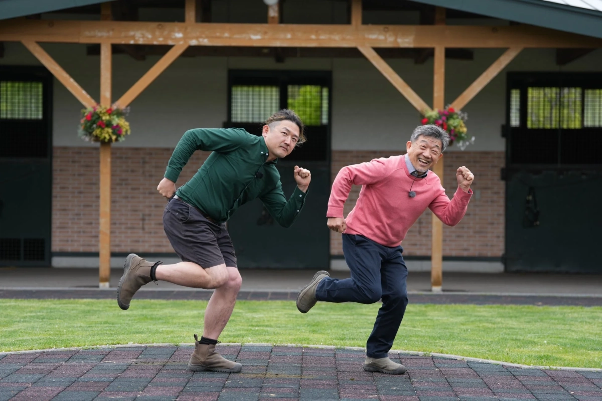 屋外で二人の男性が笑顔で楽しそうに走るポーズ