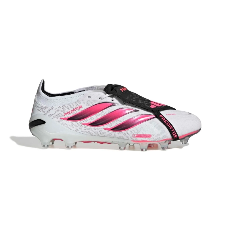 白とピンクのアディダスPREDATORサッカースパイク