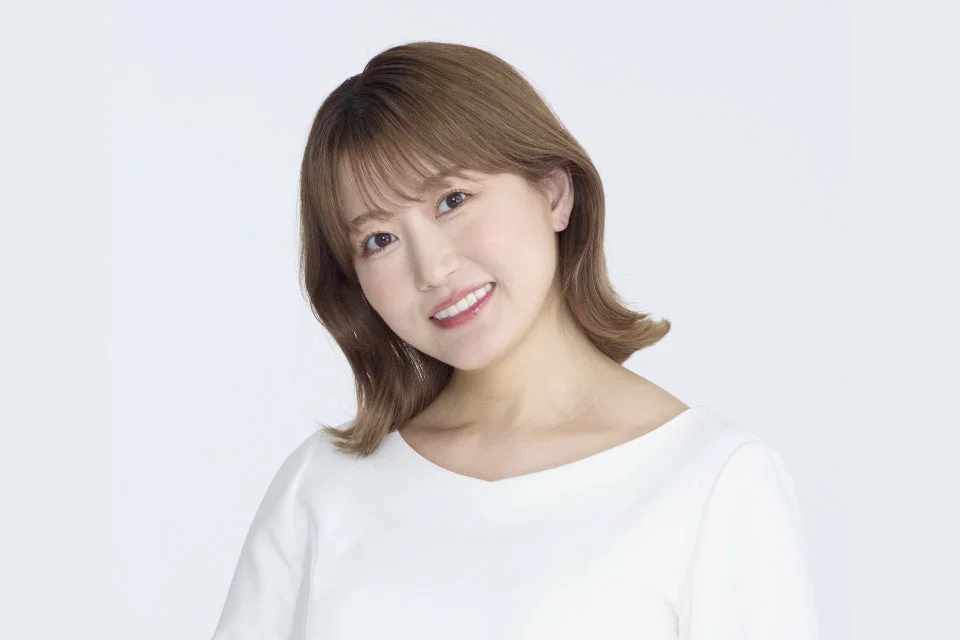 白い服を着た笑顔の若い日本人女性のポートレート