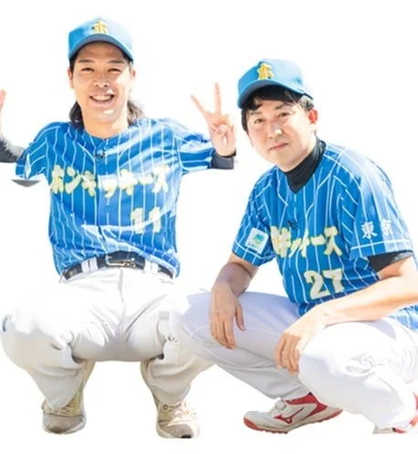 野球のユニフォームを着てポーズをとるバッテリィズ
