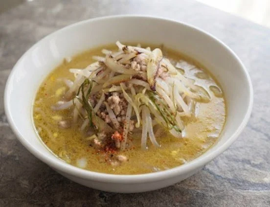 豆もやしとひき肉が乗ったラーメン
