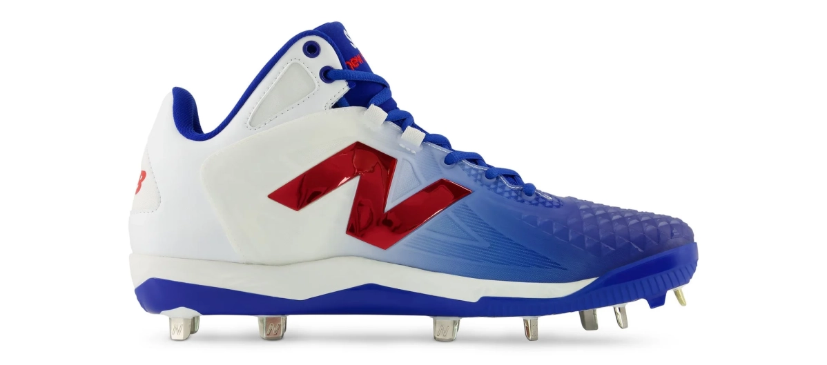 白、青、赤のNew Balance製野球スパイク