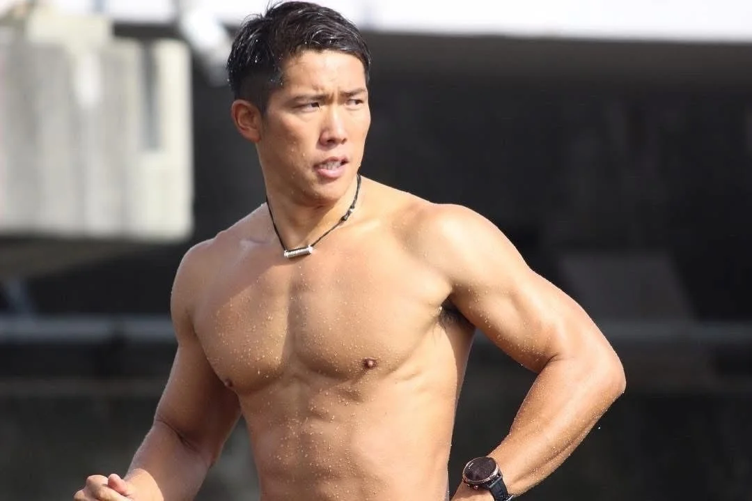 水滴に濡れた筋肉質の西山俊選手