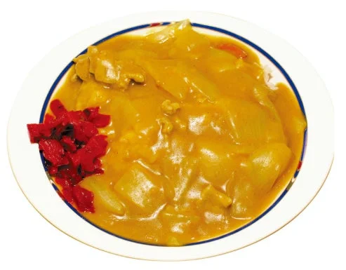 黄色いカレーライスと福神漬け