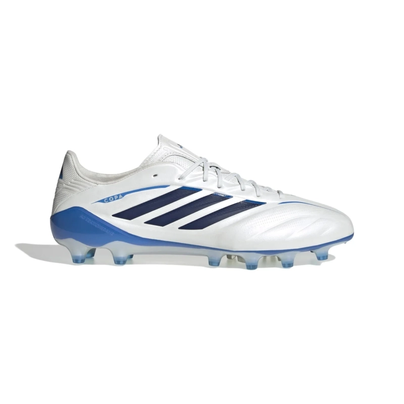 白と青のアディダスCOPA PUREサッカースパイク