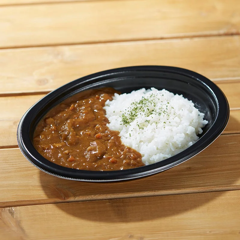 黒い容器に入ったカレーライス