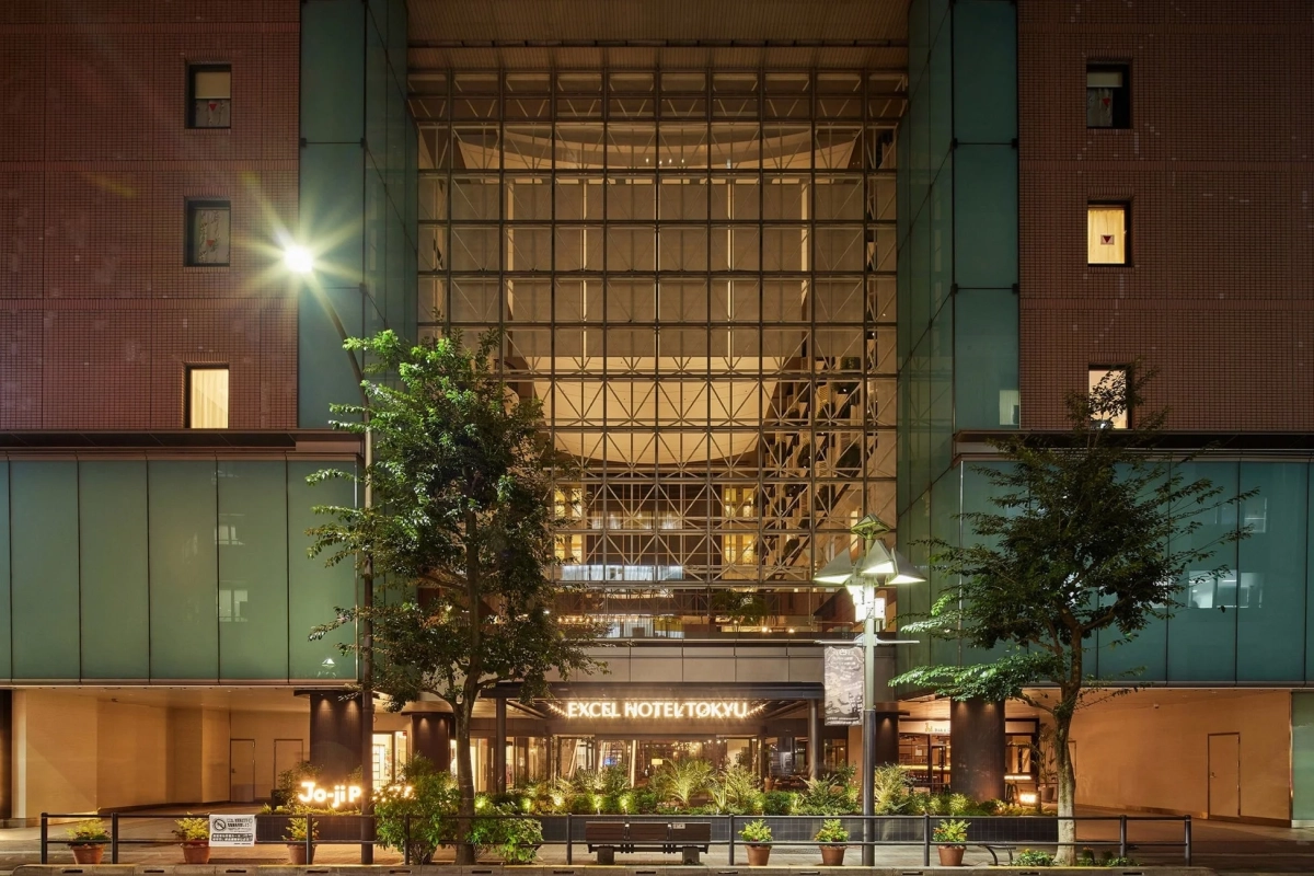 夜のエクセルホテル東急の外観。ガラスとレンガ調のモダンな建物がライトアップされ、都会的な雰囲気を醸し出している