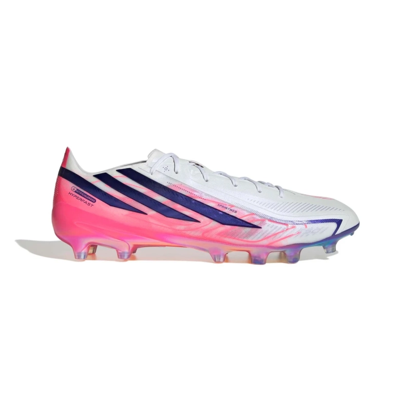 白とピンク、紫のグラデーションが特徴的なアディダスF50サッカースパイク