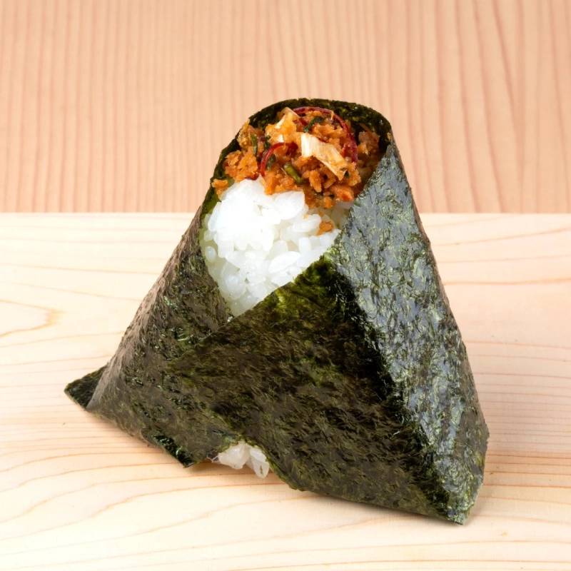 具材がのぞく三角形のおにぎり