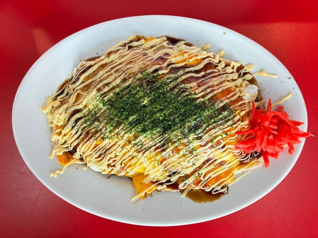 ソースとマヨネーズがかかった日本の鉄板焼き料理