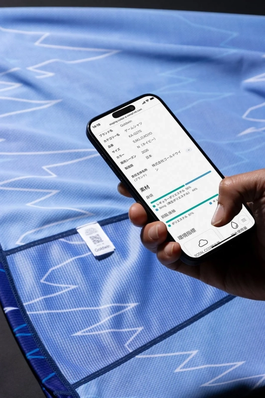 スマートフォンでDPPの製品情報を見ている様子