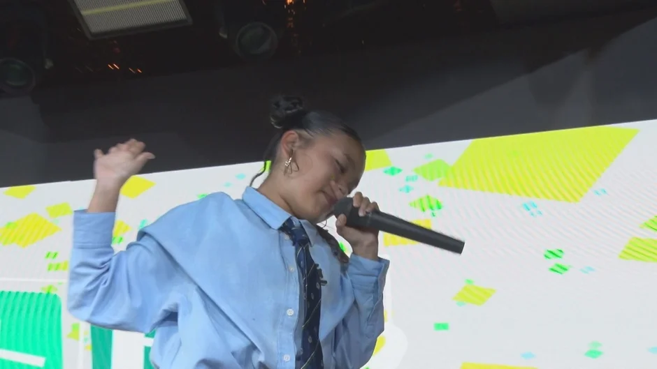 ステージで熱唱する超少女MEIさん