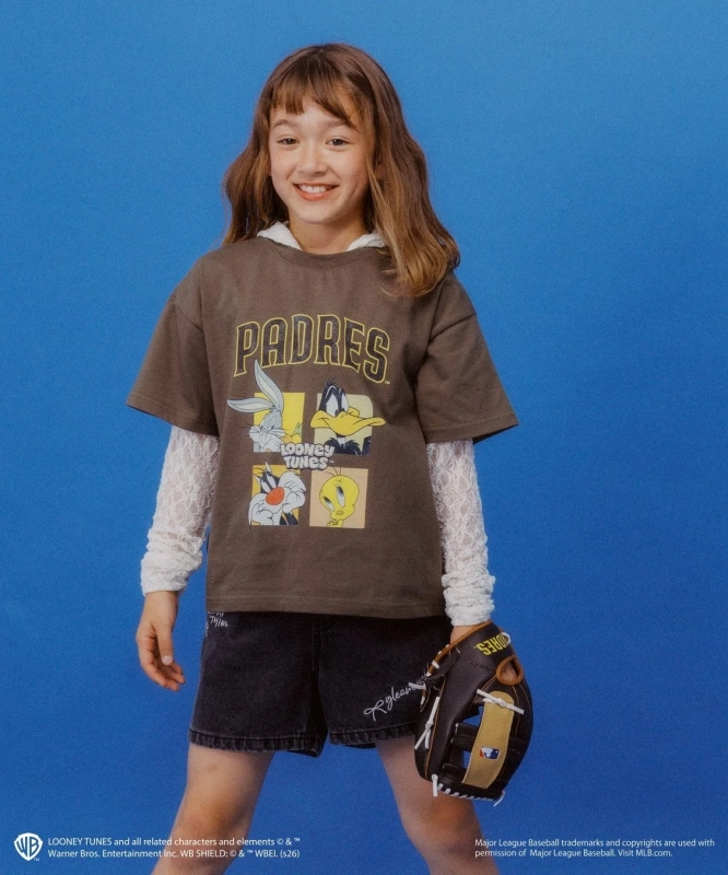 パドレスのオールスターTシャツを着た少女