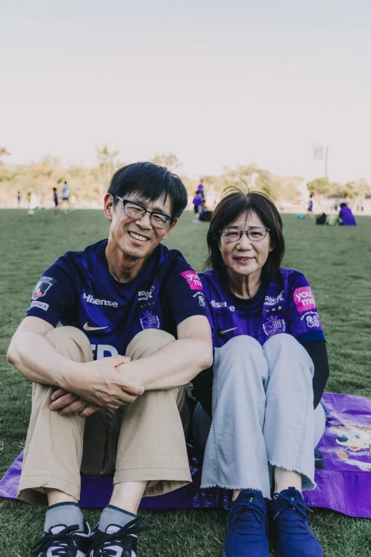 サッカーユニフォームを着た夫婦