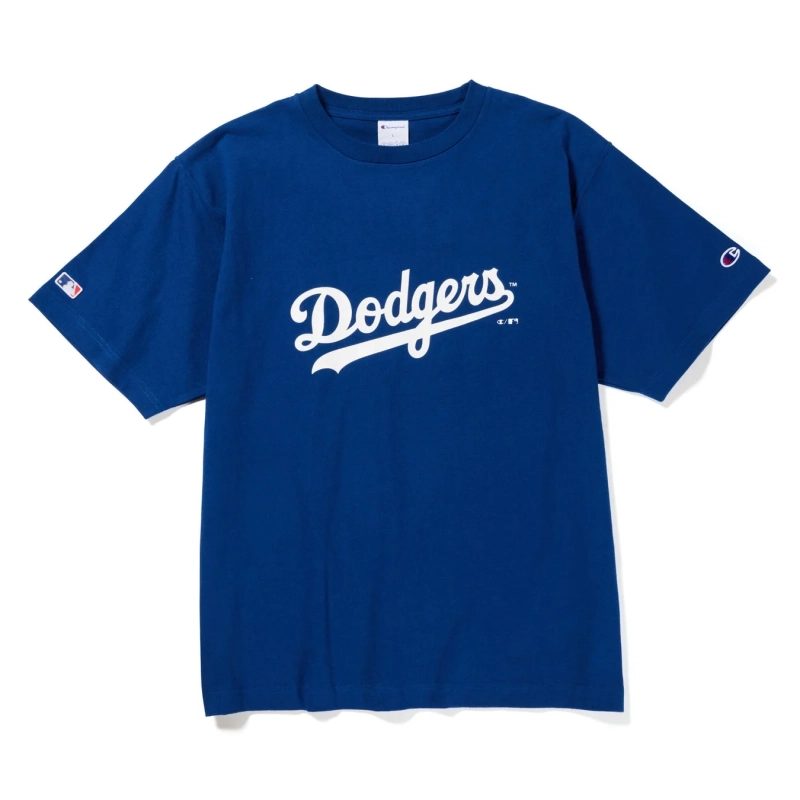 ロサンゼルス・ドジャースのロゴが入った鮮やかなブルーのチャンピオン製Tシャツ