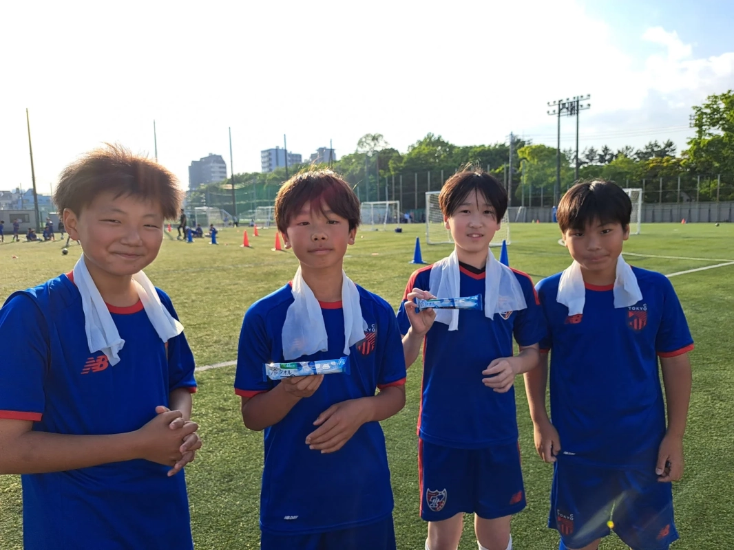 サッカーをする少年と冷やしタオル