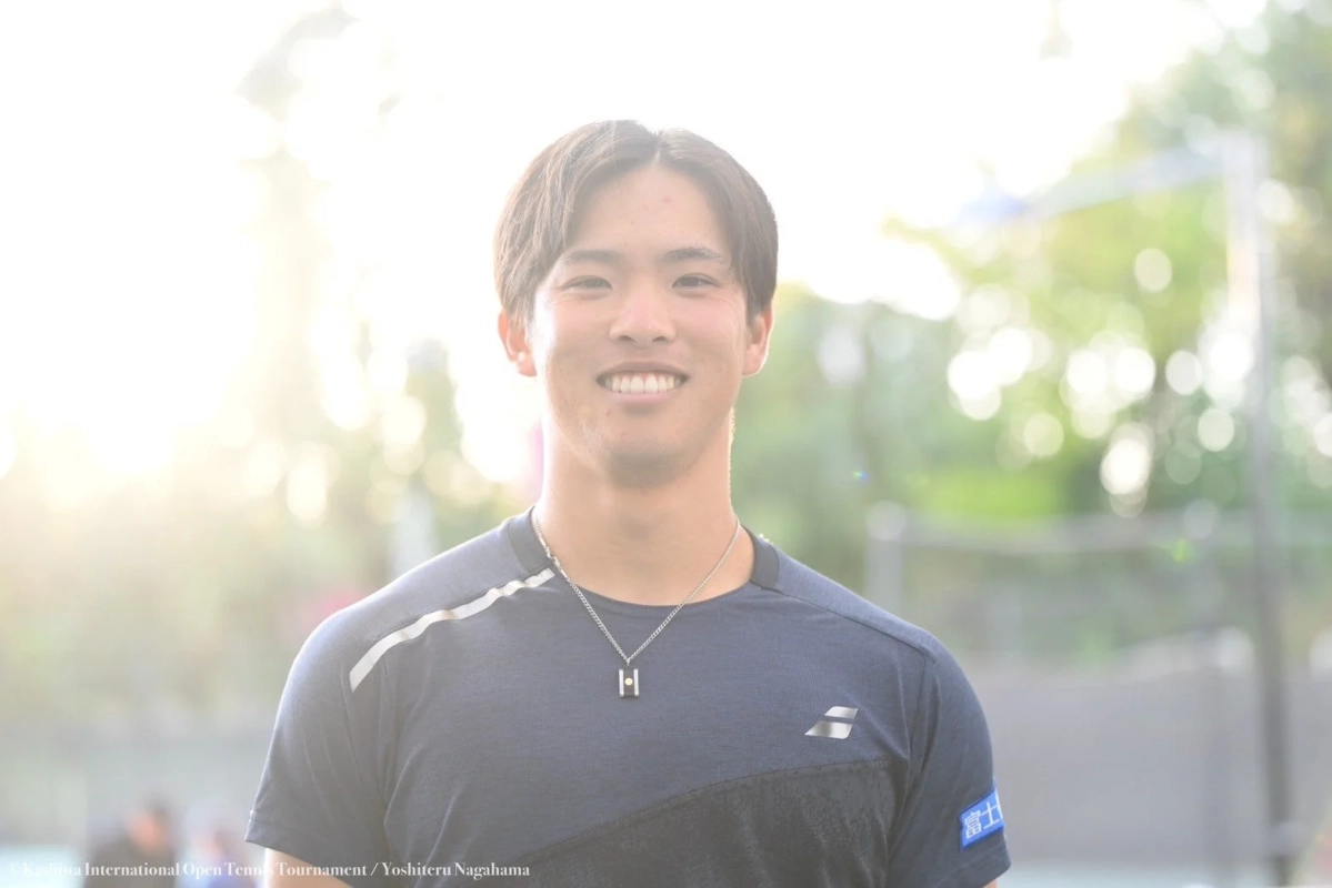笑顔の若い男性アスリートのポートレート写真
