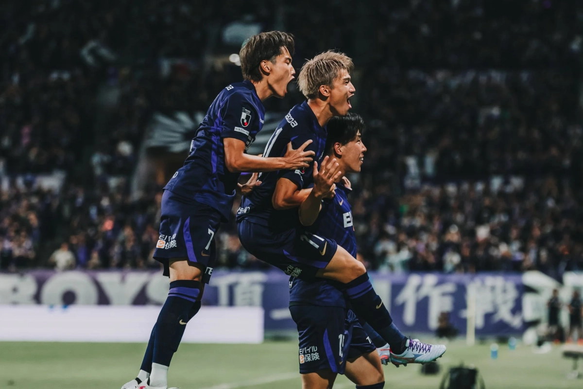 ゴールを祝って抱き合うサンフレッチェの選手たち