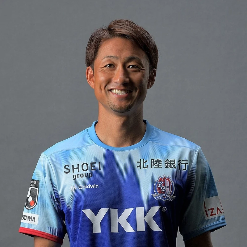笑顔でユニフォームを着用するカターレ富山 椎名伸志選手