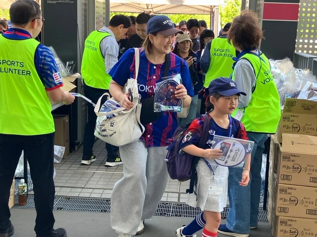 スポーツイベントでグッズを配布する様子