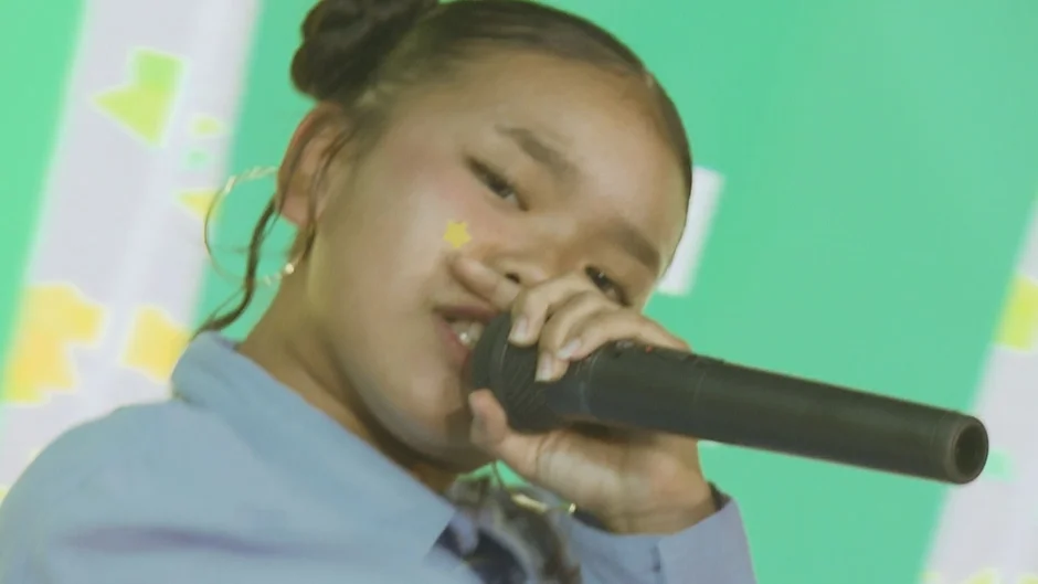 歌唱中の超少女MEIさんのクローズアップ