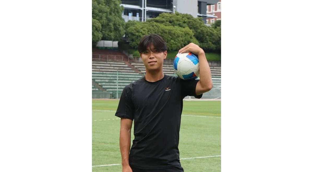 サッカーボールを抱える林晴己選手