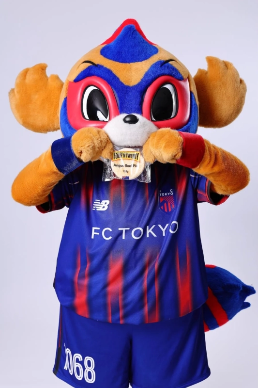 FC東京のマスコット「東京ドロンパ」とFour’N Twentyのパイ