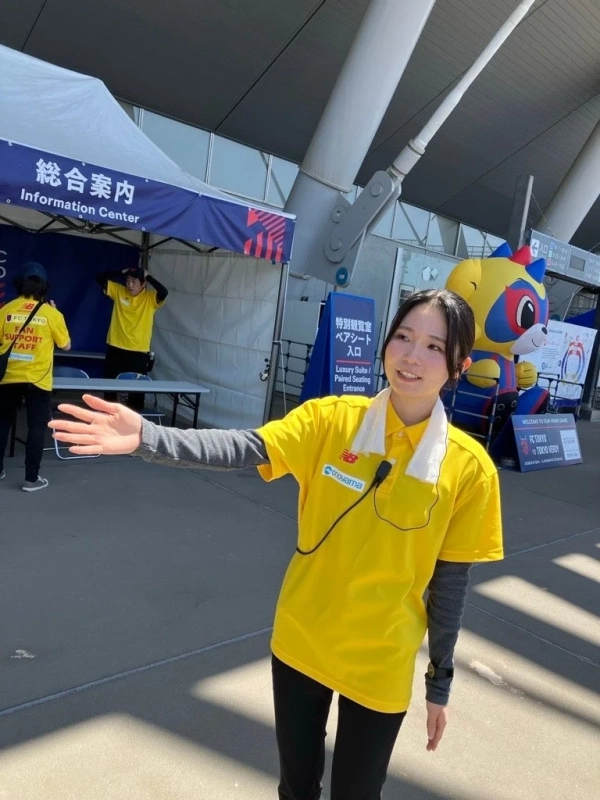 スタジアムの案内をするスタッフ