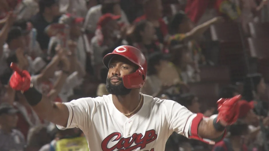 球場で応援に応えるカープ選手