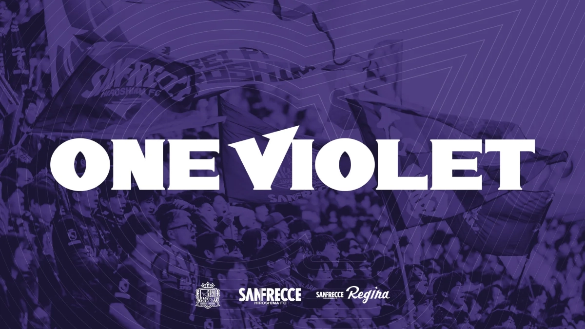 「ONE VIOLET」のフラッグを振るサポーターたち
