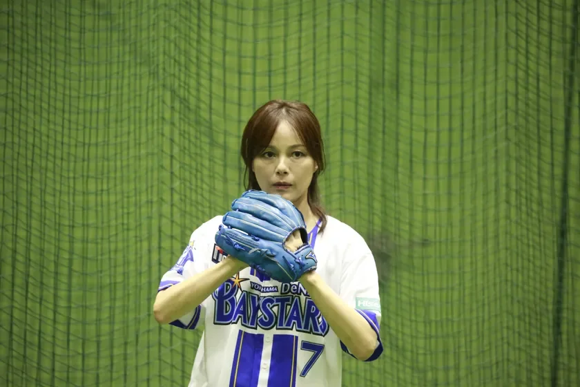 グローブを構える相川七瀬さん