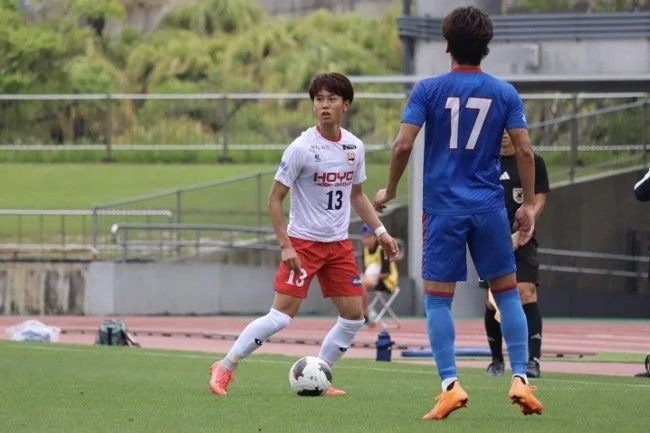 ボールをドリブルする前田紘基選手