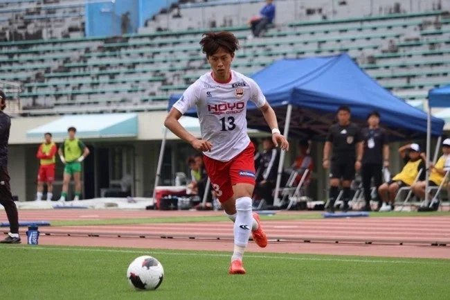 ボールの近くを走る前田紘基選手