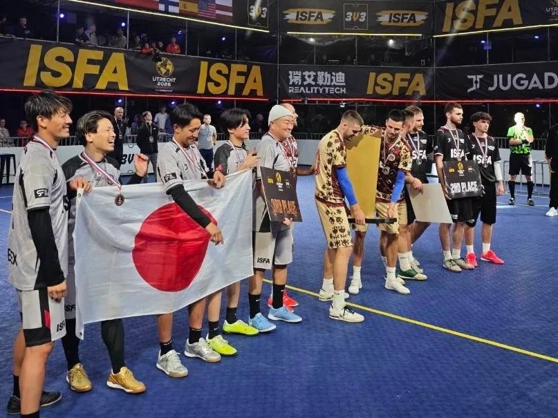 ISFA国際大会の表彰式で日の丸を掲げた日本代表チーム