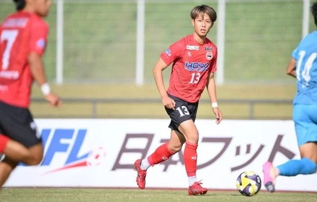 フィールドに立つ前田紘基選手