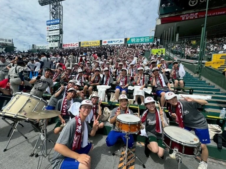 野球場で応援する吹奏楽部の学生たち