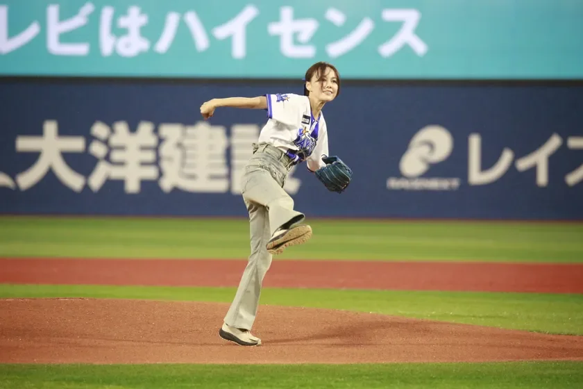 マウンドで投球する相川七瀬さん