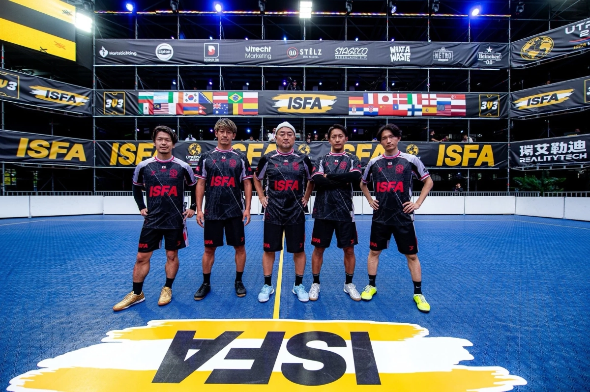 ISFAのユニフォームを着た日本人選手5人の集合写真